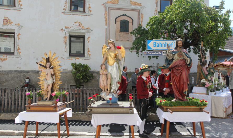 Von Wegweisern des Glaubens, Pilgern der Hoffnung und ausgelassener Farbenfreude